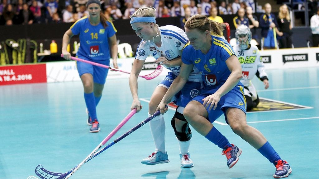 Alisa Pöllänen ja Sanna Scheer taistelevat pallosta.