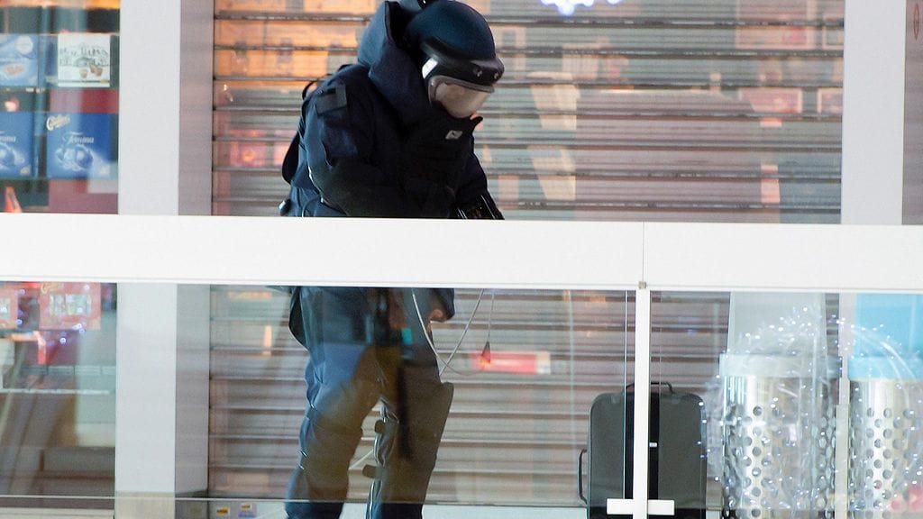 Poliisin pommiryhmä valmistautui tuhomaan tuntemattoman laukun Geneven lentokentällä 12. joulukuuta. Kaksi syyrialaista miestä pidetättiin Genevessä 11. joulukuuta ja heidän autostaan löytyi räjähdejäämiä.