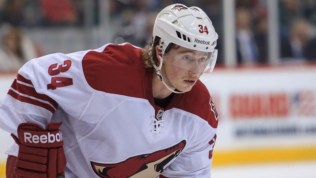 Tim Kennedy Coyotesin paidassa marraskuussa 2013.