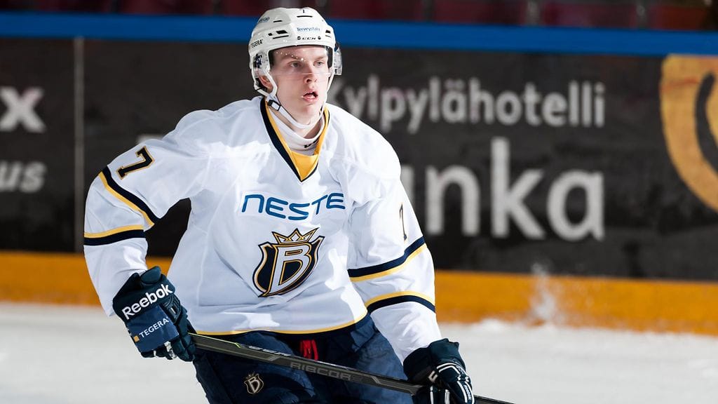 Urho Vaakanainen Blues-paidassa.