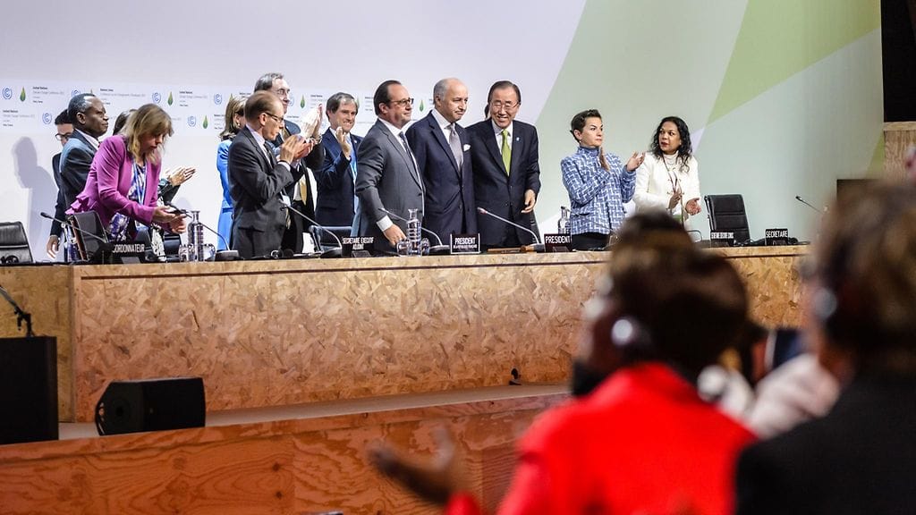 Ranskan presidentti Francois Hollande, Ranskan ulkoministeri Laurent Fabius ja YK:n pääsihteeri Ban Ki-moon Pariisin ilmastokokouksessa 12. joulukuuta.