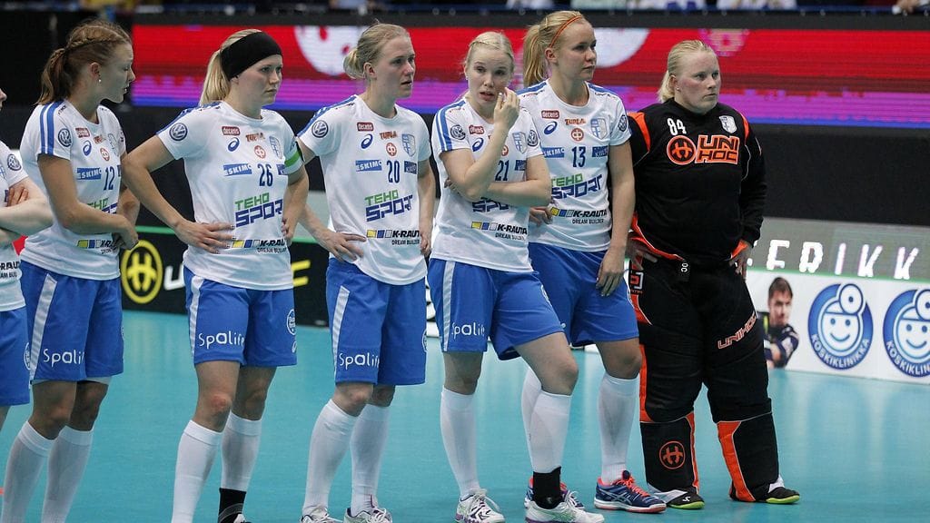 Suomen Mia Karjalainen (vas.), Tiia Ukkonen, Anne Suomalainen, Nina Rantala, Laura Mertsalmi ja Jonna Makelä pettyneinä.