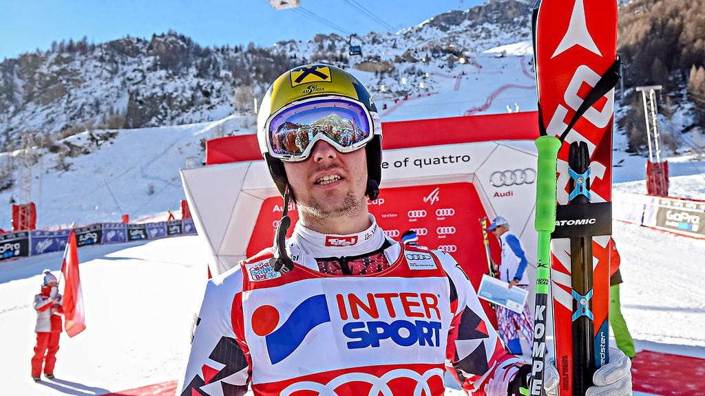 Itävallan Marcel Hirscher puolustaa pujottelucupin mestaruutta.