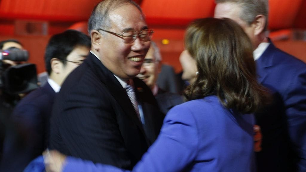 Kiinan edustaja Xie Zhenhua puhui Ranskan ympäristöministeri Segolene Royalin ja Yhdysvaltain varapresidentti Al Goren kanssa ennen Pariisin ilmastokokouksen päättävää istuntoa.