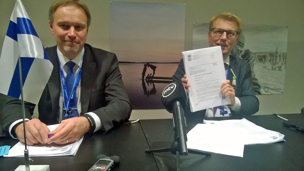 Suomen pääneuvottelija Harri Laurikka ja ministeri Kimmo Tiilikainen ovat tyytyväisiä sopimukseen.