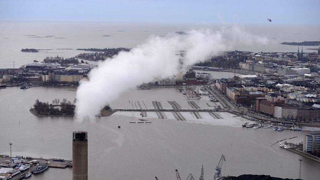 Kuvassa Helsingin Energian Salmisaari B -voimalaitos sekä sen kivihiilen ulkovarasto.