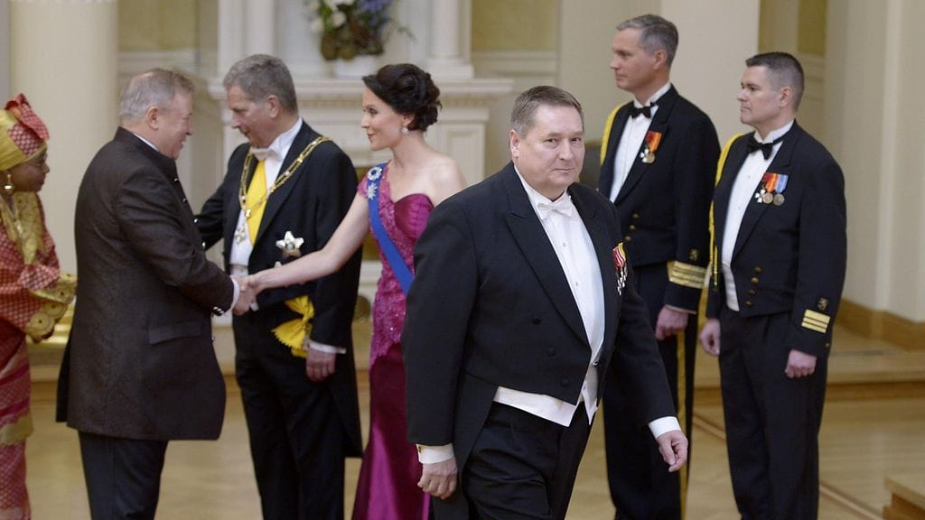 Keskustan kansanedustaja Markku Rossi (oik.) ja taiteilija Matti Kaarlejärvi itsenäisyyspäivän vastaanotolla Linnan juhlissa Presidentinlinnassa Helsingissä 6. joulukuuta 2015.