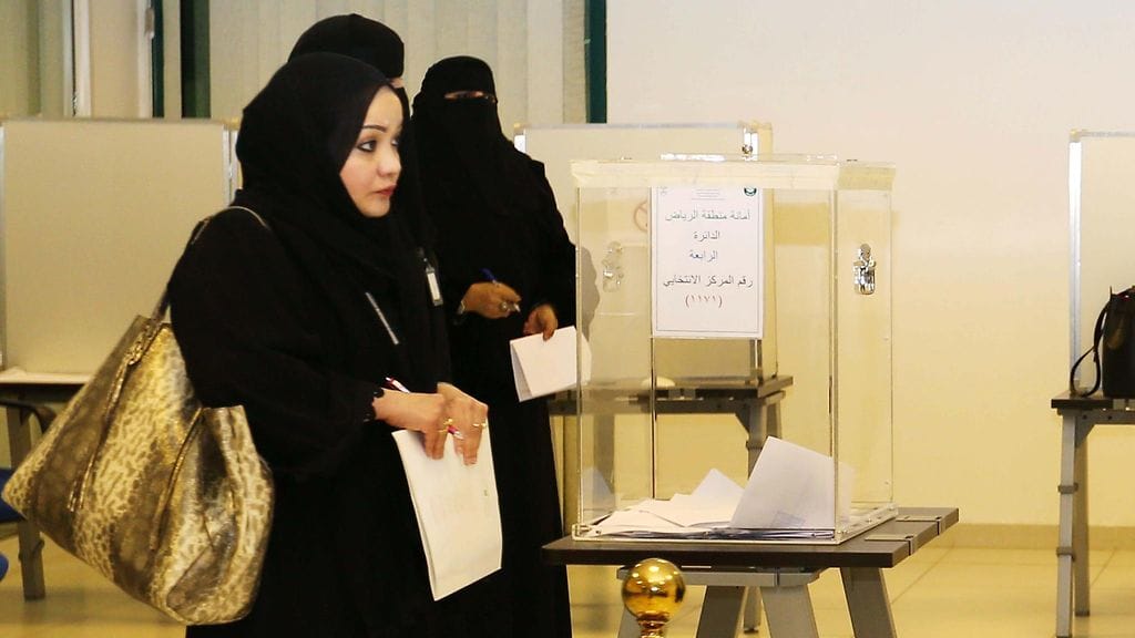 Saudinaisia äänestämässä paikallisvaaleissa.