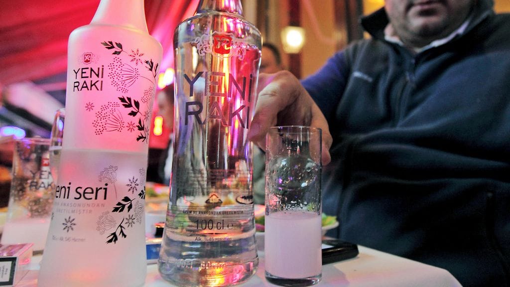 Rakipulloja ravintolassa. Kuvituskuva. Kuva: EPA