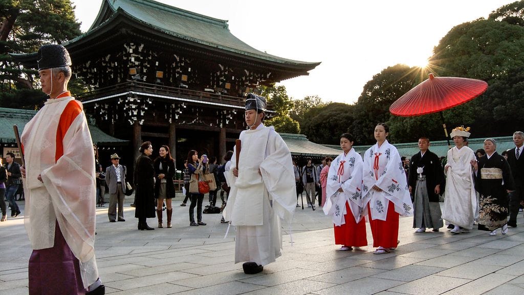 Japanilaiset Shinto-häät Meijin pyhätössä Tokiossa.