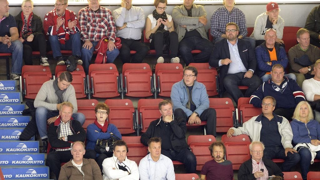 Yleisöä ottelussa HIFK - TPS Helsingissä syyskuussa