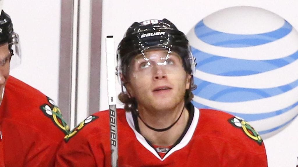 Patrick Kane tarkisti asian vielä tulostaululta.