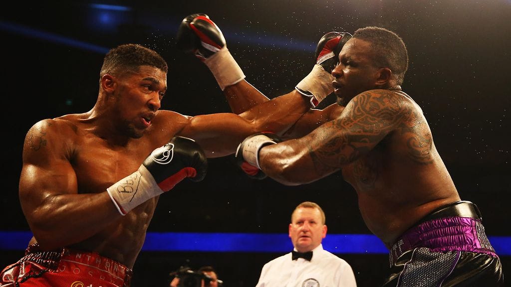 Anthony Joshua (vas.) tyrmäsi Dillian Whyten lauantaina.