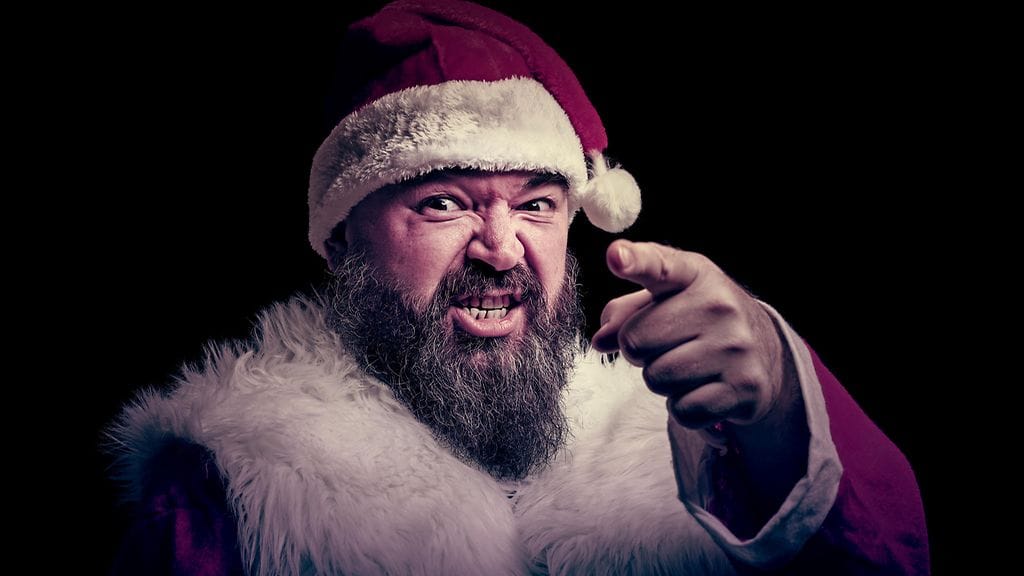 Raivoava joulupukkihahmo.
