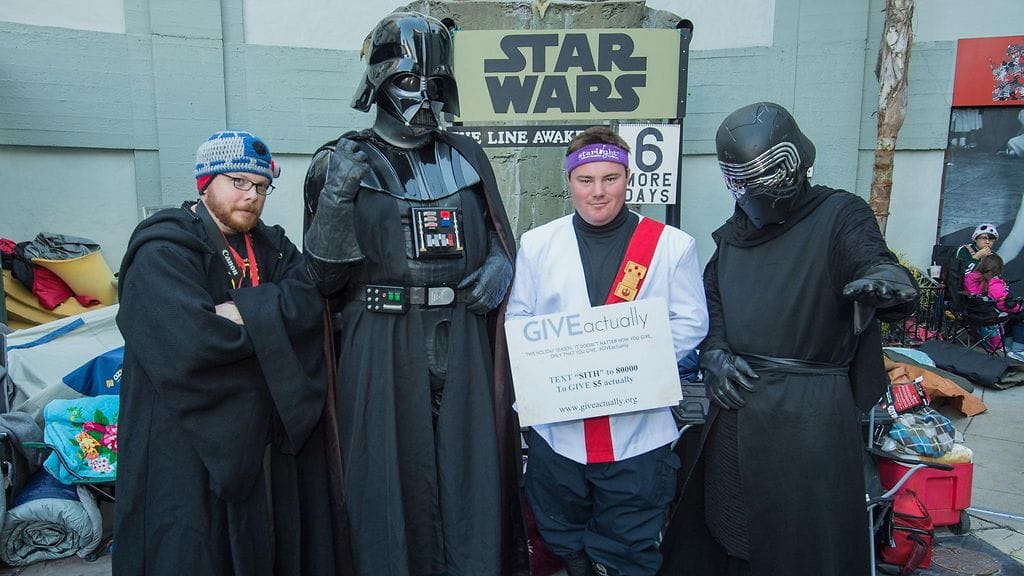 Tuleva sulhanen Andrew Porters leireilee Graumanin teatterin edessä muiden fanien kanssa.