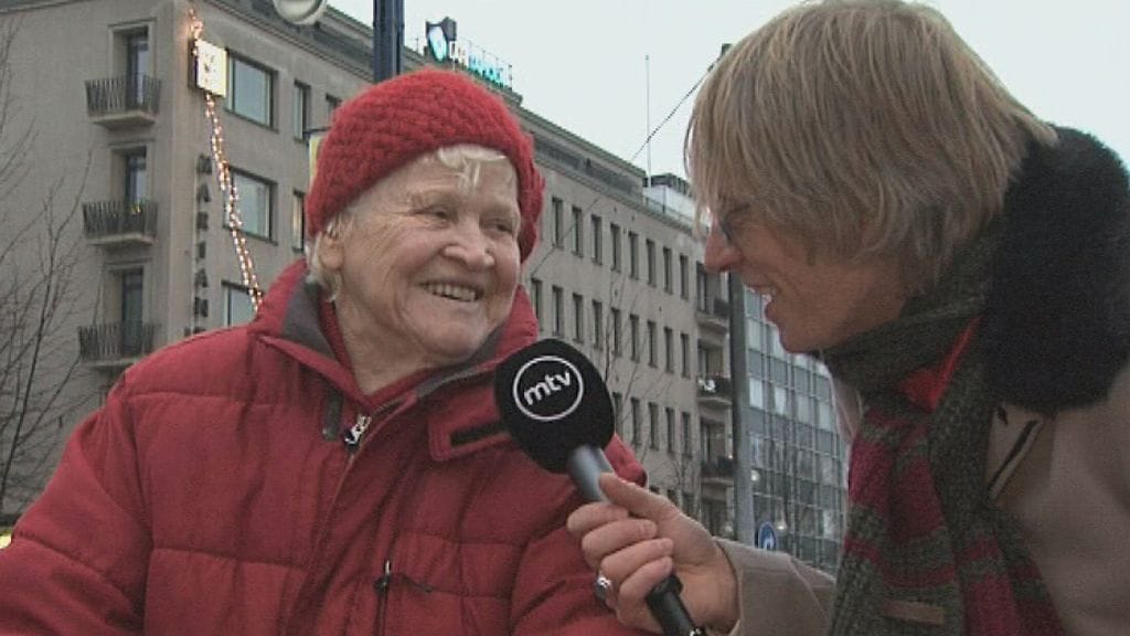 Helmi Mynttinen on Lahden torin legendaarinen piirakkamyyjä. Kuvassa myös toimittaja Mika Tommola.