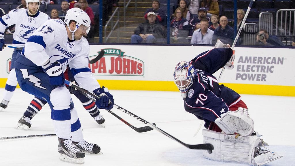 Alex Killorn läpiajossa, mutta Joonas Korpisalo torjuu.
