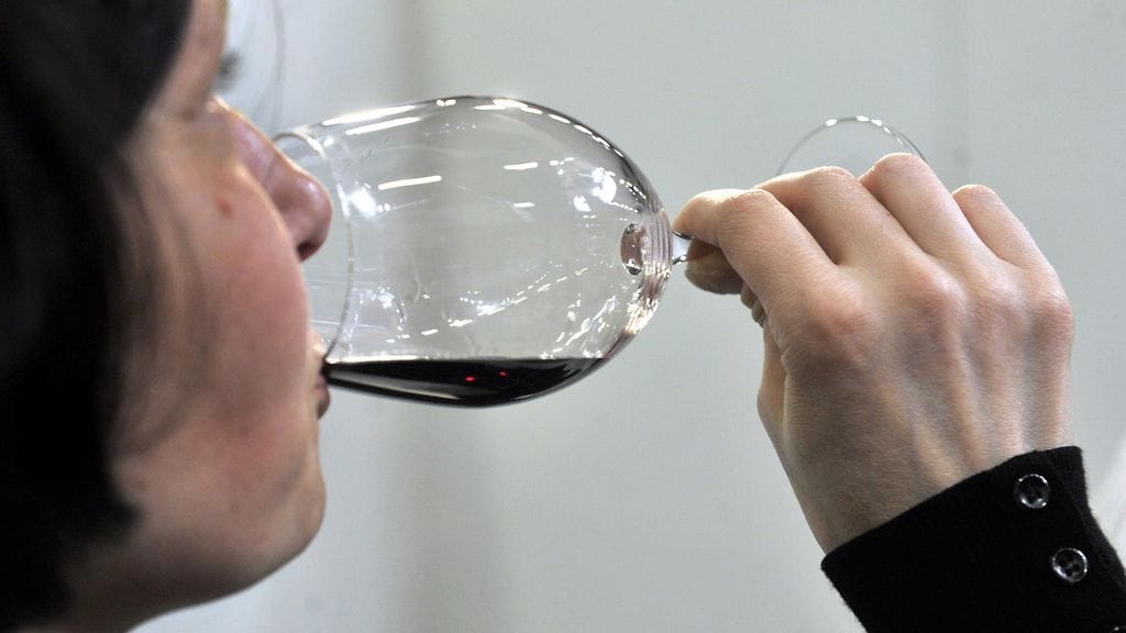 Punaviini värjää hampaita.