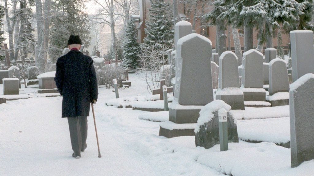 Ensimmäistä kertaa yksin joulua viettävä on saattanut juuri menettää puolisonsa, jolloin juhlapyhiä on vietettävä ensi kertaa yksin. Kuvituskuva.