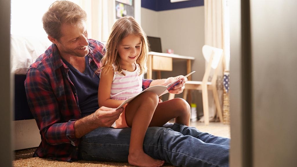 Vietätkö tarpeeksi aikaa lapsiesi kanssa? Tämän tytön kysymys saa ajattelemaan myös omaa vanhemmuutta.