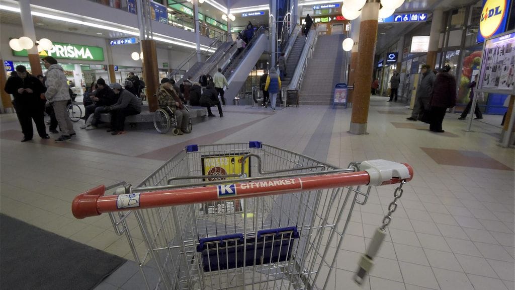 Kauppojen aukioloaikojen vapauttaminen on toistaiseksi hallituksen norminpurkutalkoiden näkyvin saavutus.