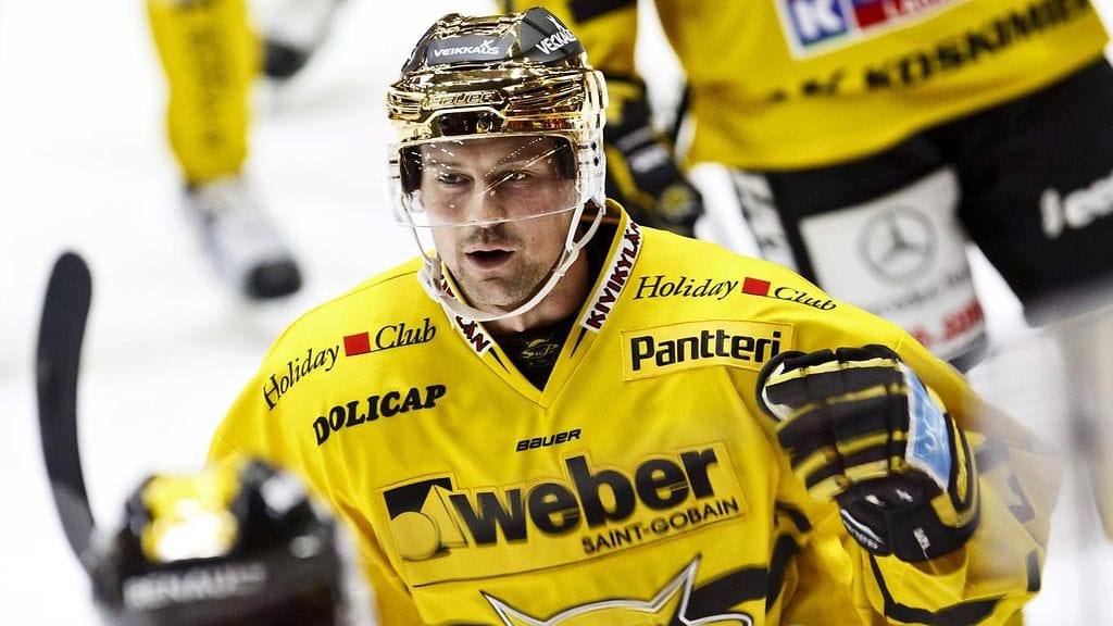 Chad Rau juhlii kauden 16. maaliaan HIFK:ta vastaan.