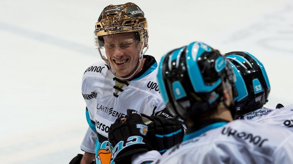 Juha Leimulla oli hymy herkässä hattutemppunsa jälkeen.