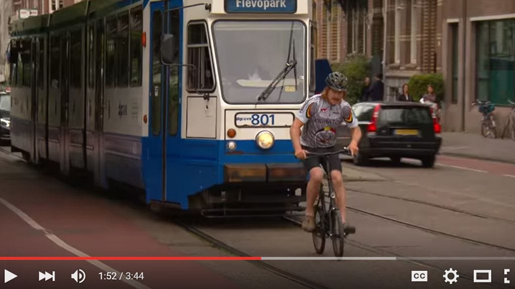 Kuvakaappaus videolta, olla amsterdamilaismies antaa parhaat vinkkinsä pyöräilyyn.