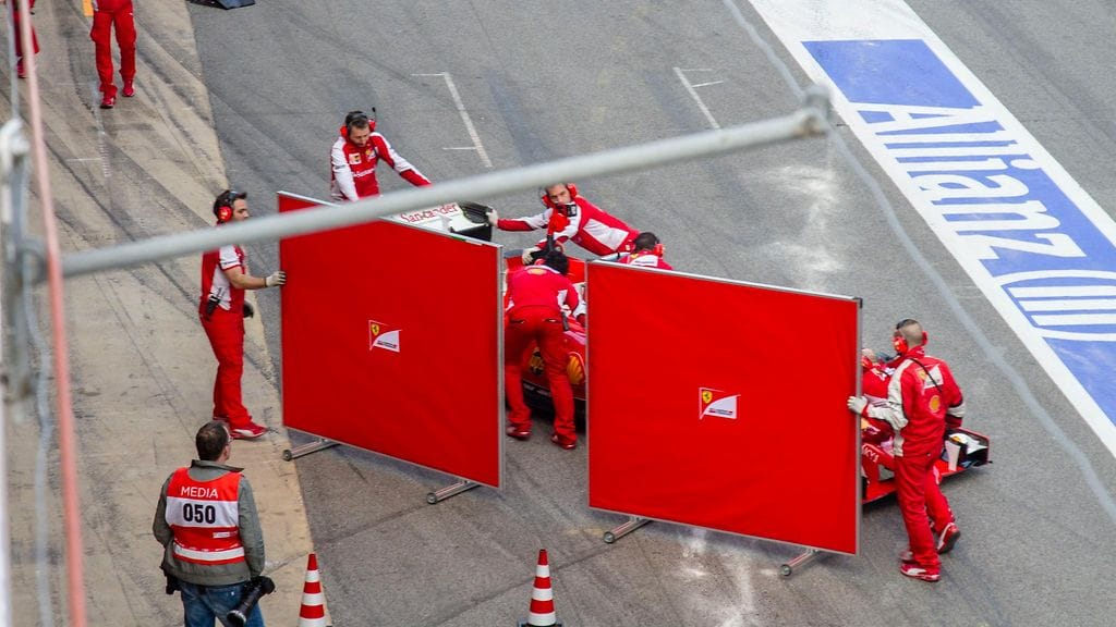Ferrari peitteli autoaan F1-talvitesteissä 2015 Barcelonassa.