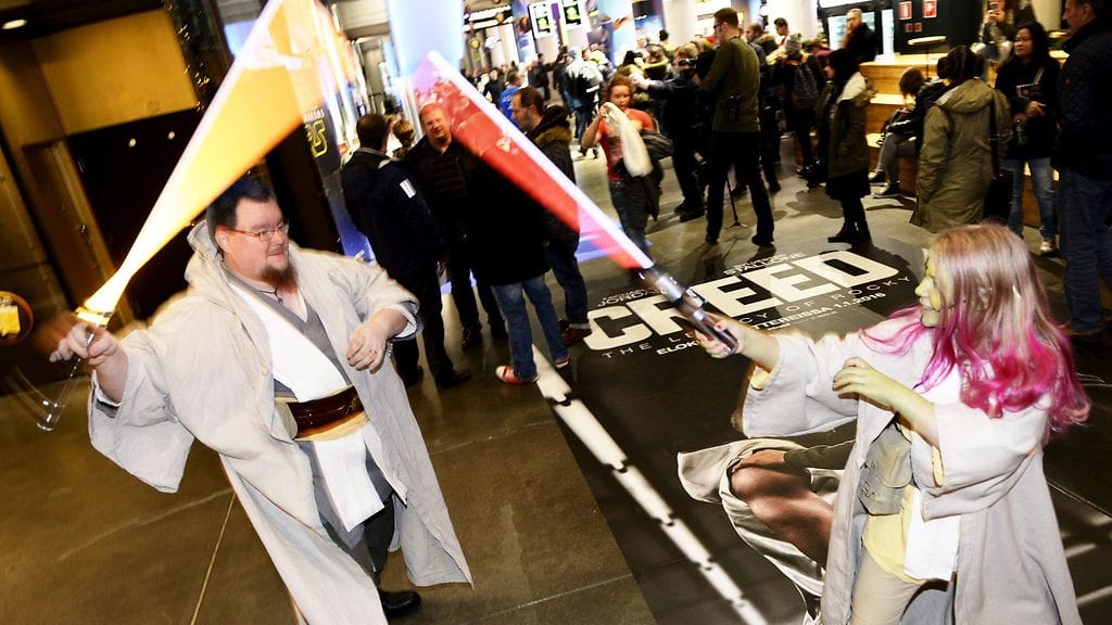 Toni Korlee ja Outi Korlee toivat valomiekat mukaan näytökseen.