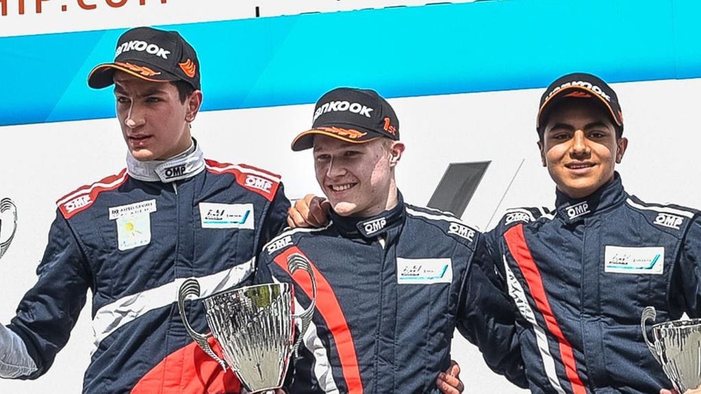 Aleksanteri Huovinen (kesk.) juhli viime kesänä Ahveniston kisan voittoa