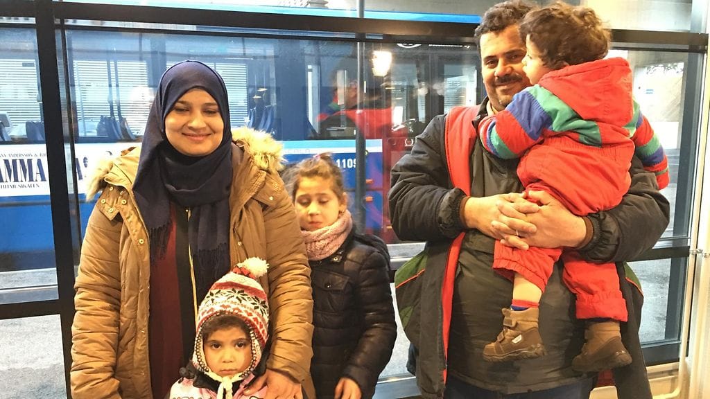Irakilainen turvapaikanhakijaperhe oli helpottunut ja hymy oli herkässä, sillä perhe oli selvinnyt hengissä perille. Heillä paperit ovat täysin kunnossa.