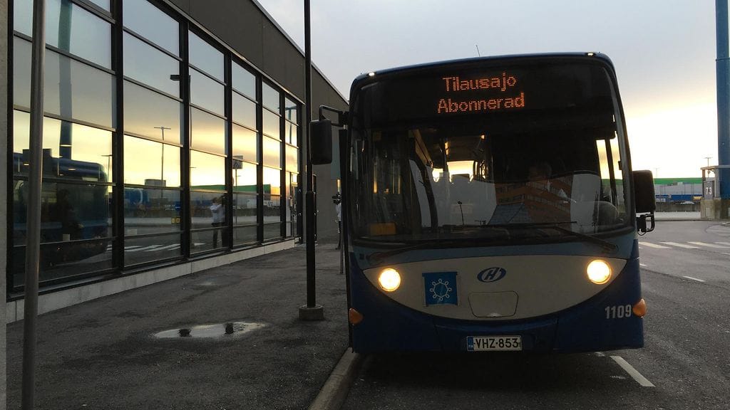 turvapaikanhakijoita viedään bussilla pasilan poliisitalo