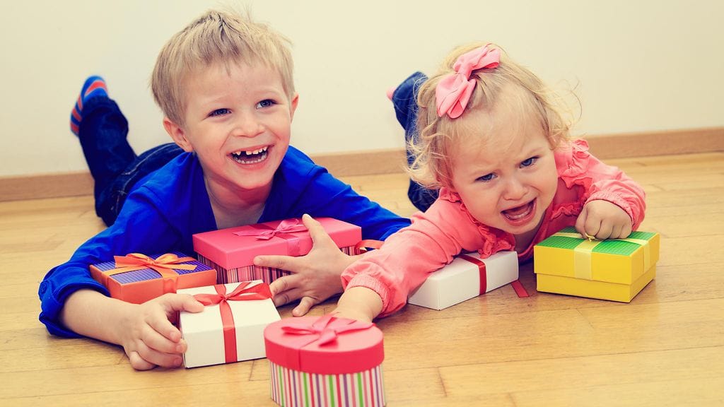 Lasten roolit säilyvät vielä pitkään aikuisiällekin. Oletko sinä perheen lellitty kuopus vai vastuuntuntoinen esikoinen?