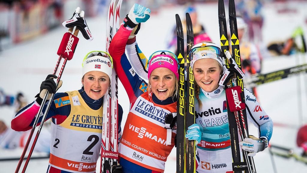 Therese Johaug (kesk.) ja Stina Nilsson (oik.) juhlivat palkintosijoja Rukalla marraskuun lopulla.