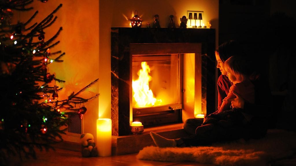 Lasten kanssa touhuaminen auttaa löytämään joulumielen. Kuvituskuva.