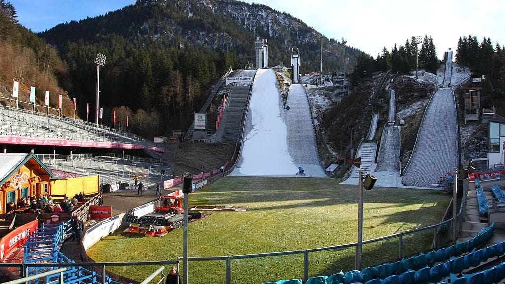 Oberstdorfin mäkeä jouduttiin lumettamaan myös viime joulukuussa.