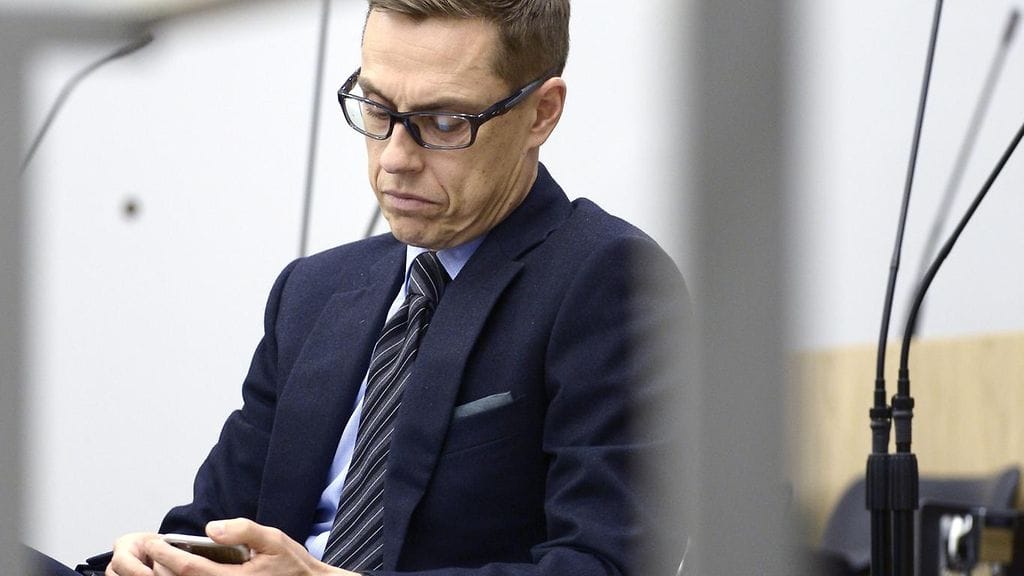 Valtiovarainministeri Alexander Stubb eduskunnan täysistunnossa 9. joulukuuta 2015.