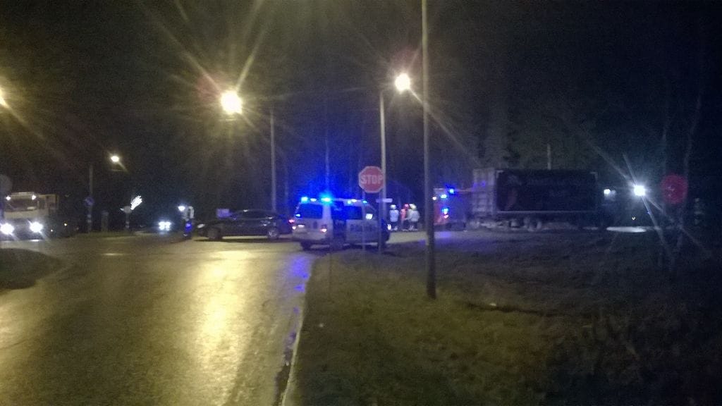 Henkilöauto ajautui törmäyksessä ojaan ja sen kuljettaja menehtyi.