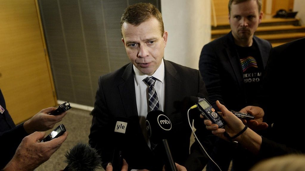 Kokoomuksen sisäministeri Petteri Orpo tapasi mediaa tullessaan eduskunnan suuren valiokunnan kokouksesta Helsingissä keskiviikkona 16. joulukuuta 2015.