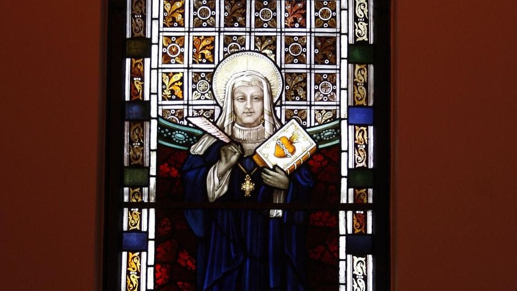 Pyhä Birgitta, yksi kolmesta kuorisyvennyksessä olevasta lasimaalauksesta Pyhän Henrikin katedraalissa Ullanlinnassa.