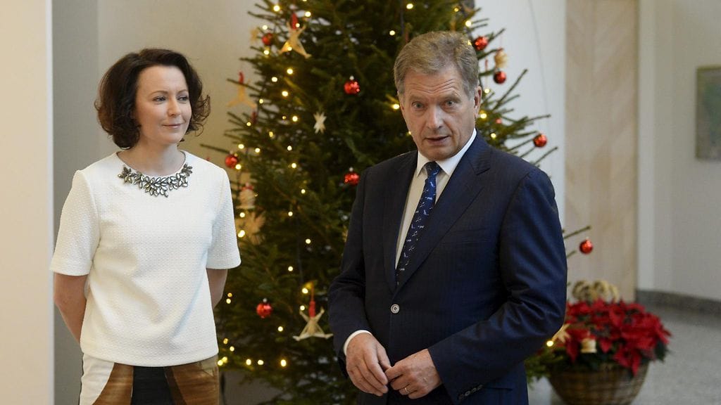 Presidentti Sauli Niinistö ja puoliso Jenni Haukio viime joulun alla vastaanottamassa joulutervehdyksiä.