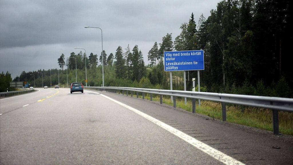 Leveäkaistateillä noudatetaan samoja sääntöjä kuin muillakin maanteillä.