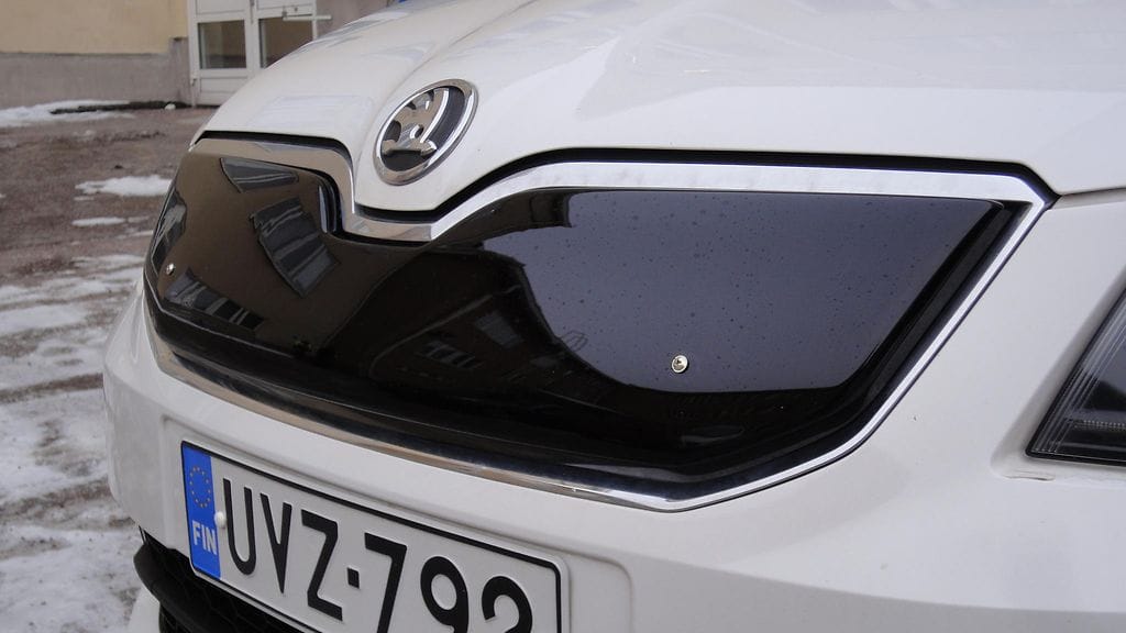 Maskipeitto kannattaa laittaa paikalleen, kun vaihtaa talvirenkaat, ja vastaavasti poistaa kesärenkaiden vaihdon yhteydessä.