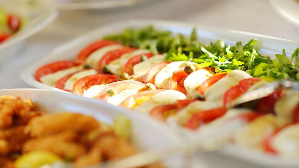 Lomalla kannattaa pitää kiinni säännöllisestä ateria- ja unirytmistä.