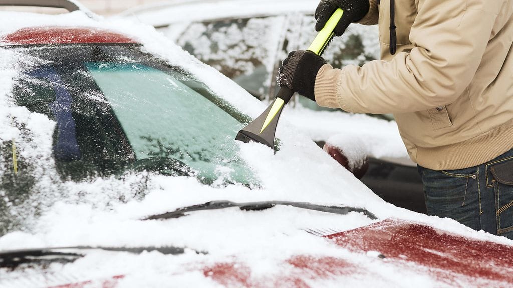 Tuulilasi tulisi skrapata vaakasuoraan.