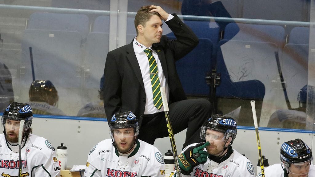 Ilveksen päävalmentaja Tuomas Tuokkolalla on riittänyt pohdittavaa.