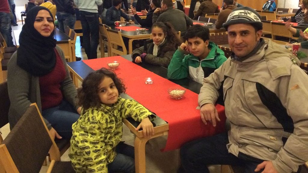 Turvapaikanhakijaperhe Helsingissä 16.12.2015, Lauttasaaren kirkossa. Äiti Roqauya Ali ja isä Waad Saleh, lapset Hasan, Hussein, Narges