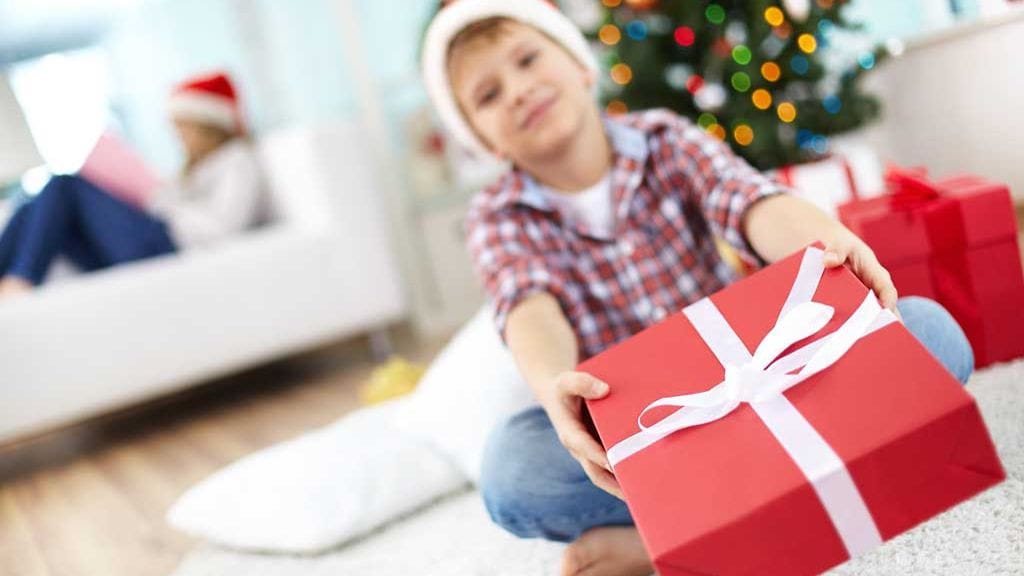 Vanhempien tehtävä on välittää kiitos lahjanantajalle.