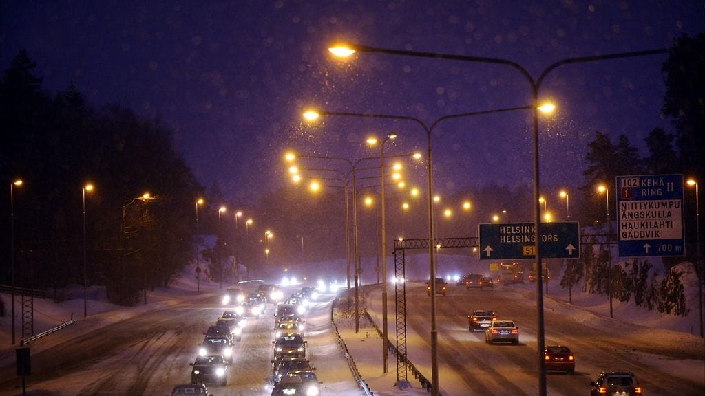 Aatonaattona autoja on paljon liikenteessä niin iltapäivällä kuin illallakin.